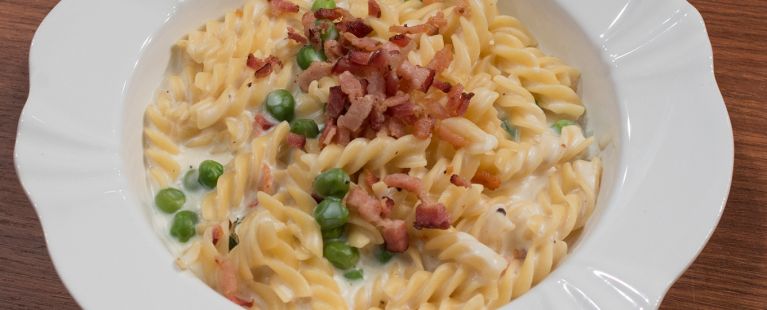 Fusilli com bechamel e ervilhas