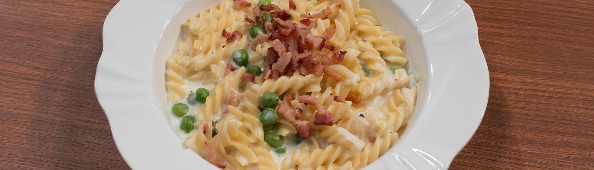 Fusilli com bechamel e ervilhas