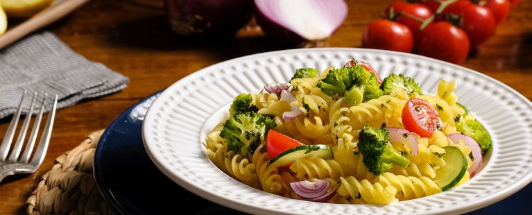 Salada de macarrão sem glúten com brócolis