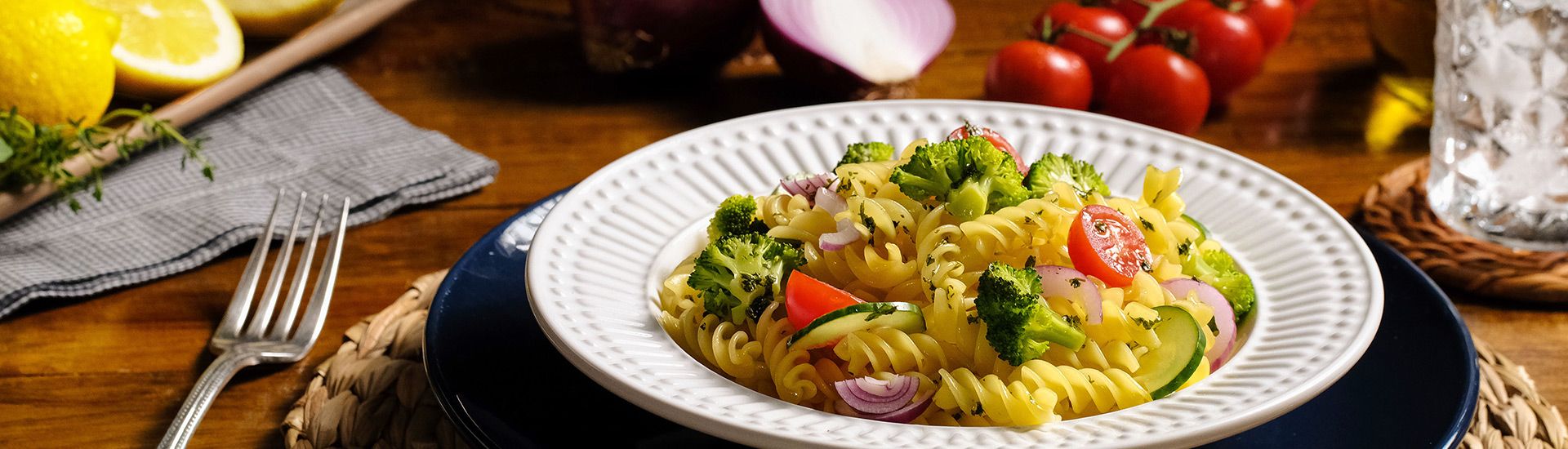 Salada de macarrão sem glúten com brócolis