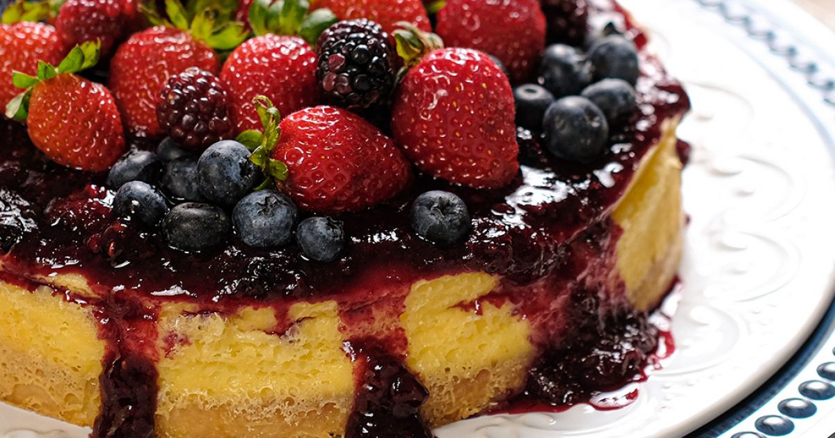 Cheesecake de forno com frutos vermelhos