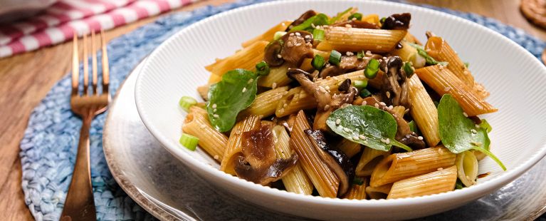 Salada de macarrão com cogumelos