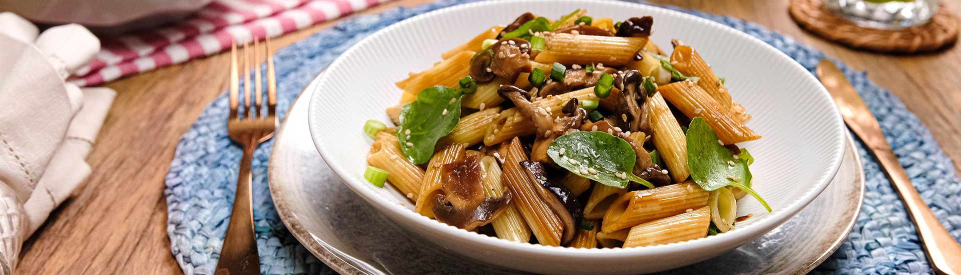 Salada de macarrão com cogumelos