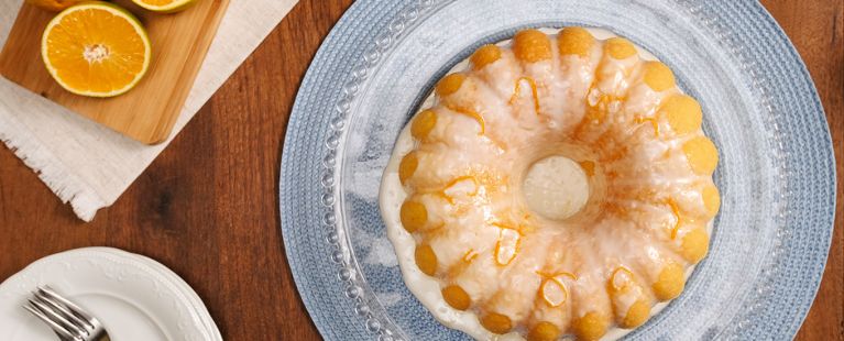 Bolo de laranja com calda de fondant