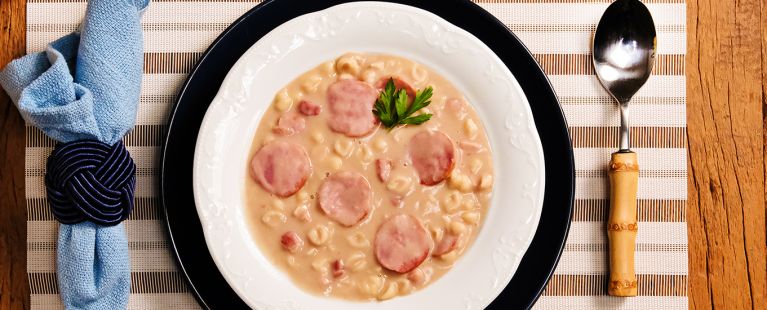 Sopa de macarrão com feijão