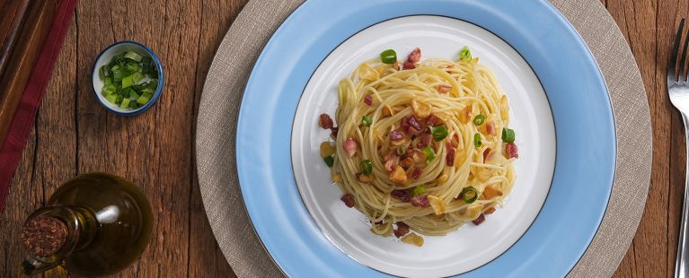 Macarrão ao alho e óleo com bacon