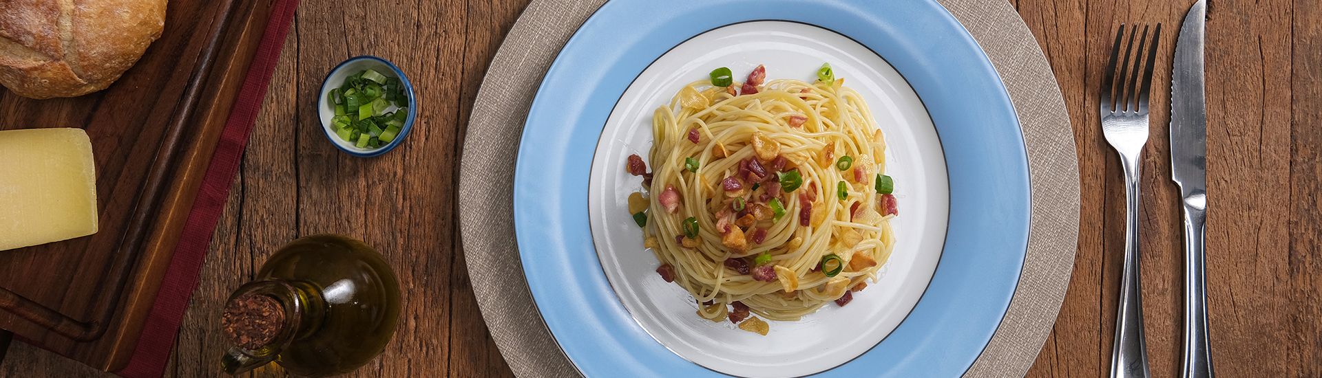 Macarrão ao alho e óleo com bacon