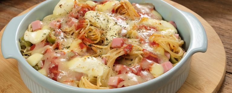 Macarrão cremoso com queijo e presunto ao forno