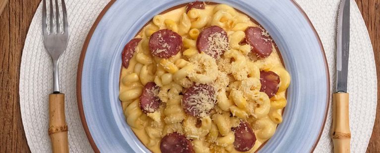 Macarrão com cheddar e linguiça