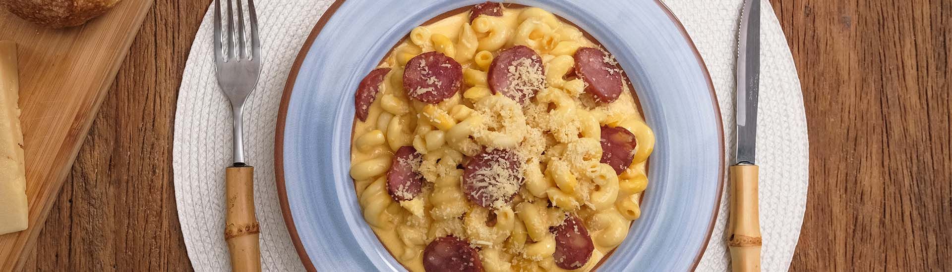 Macarrão com cheddar e linguiça