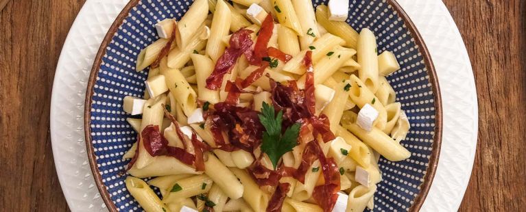 Penne com brie e parma