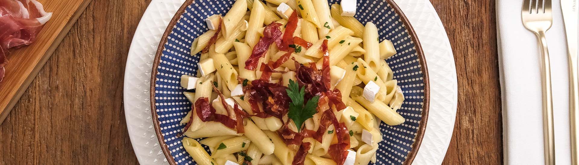 Penne com brie e parma