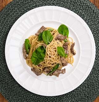 Receita Macarrão com filé mignon e rúcula
