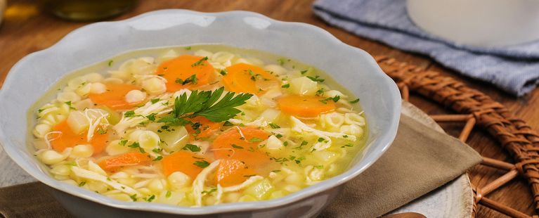 Sopa de macarrão com frango desfiado