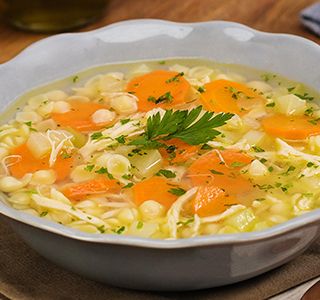 Receita Sopa de macarrão com frango desfiado