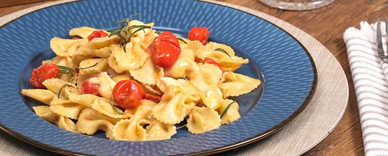 Macarrão com queijo e tomate-cereja no forno