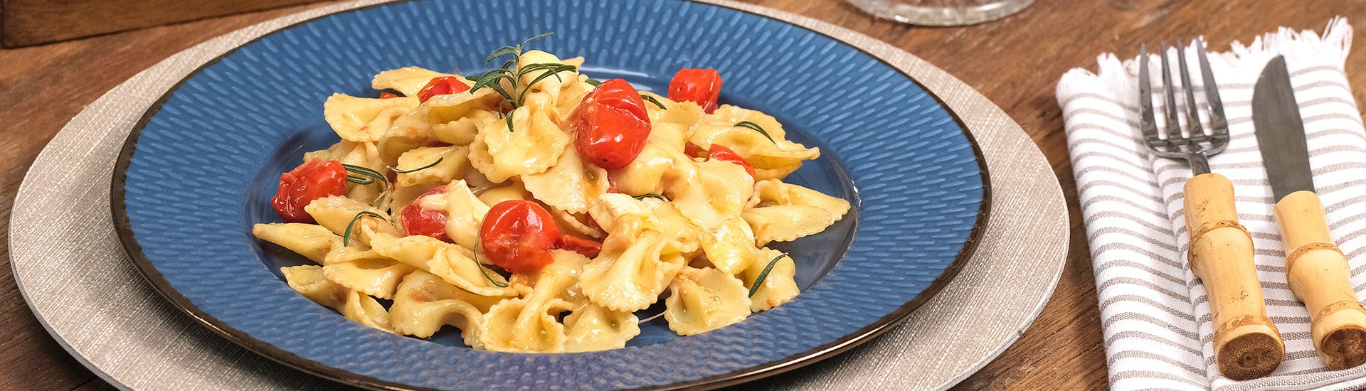 Macarrão com queijo e tomate-cereja no forno