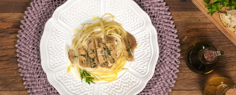 Macarrão ao molho branco e frango