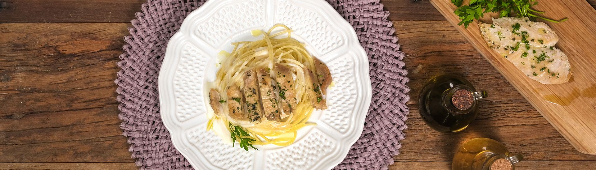 Macarrão ao molho branco e frango