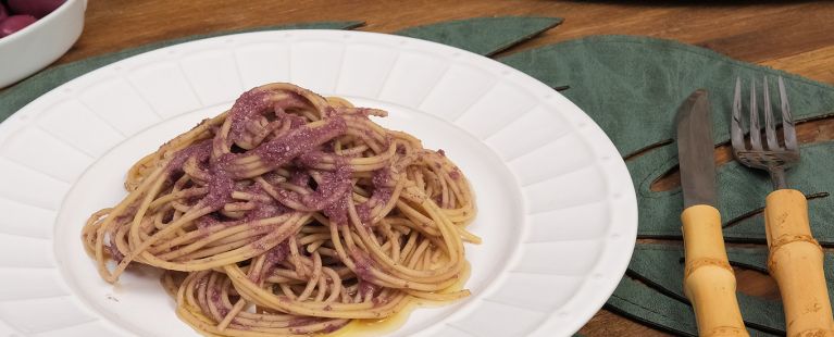 Macarrão com pesto de azeitona