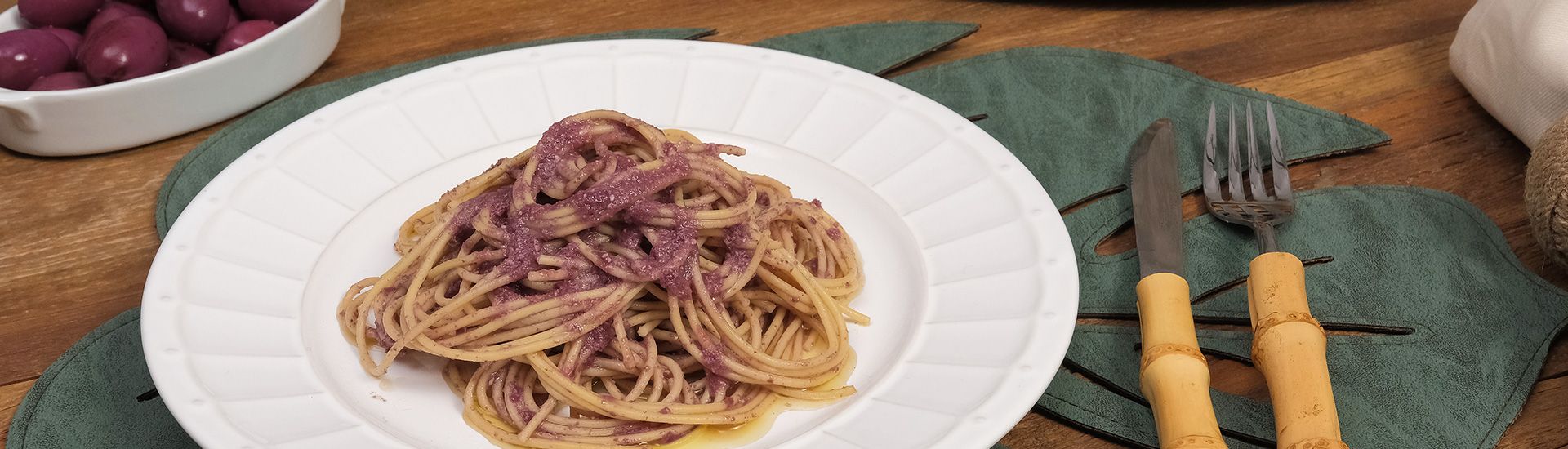 Macarrão com pesto de azeitona