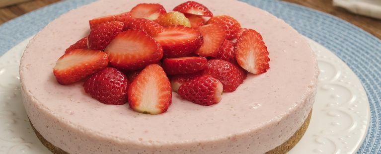 Torta mousse de morango com biscoitos