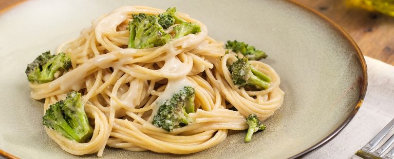 Macarrão com brócolis ao molho branco vegano