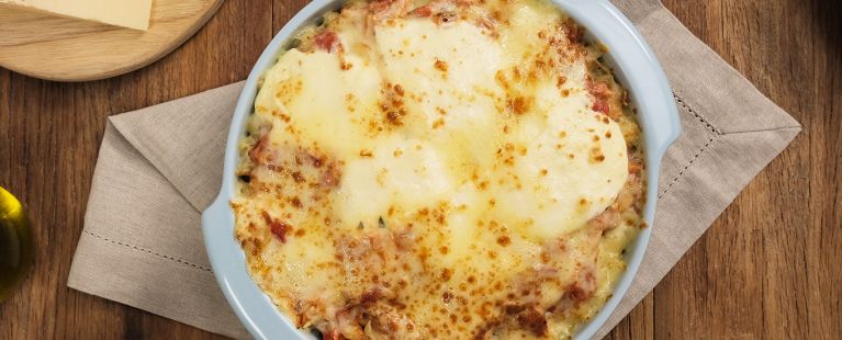 Macarrão com frango desfiado e requeijão cremoso