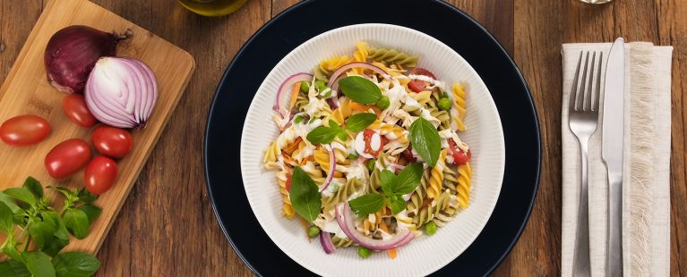 Salada de macarrão fácil com frango