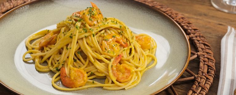 Macarrão com molho de camarão cremoso