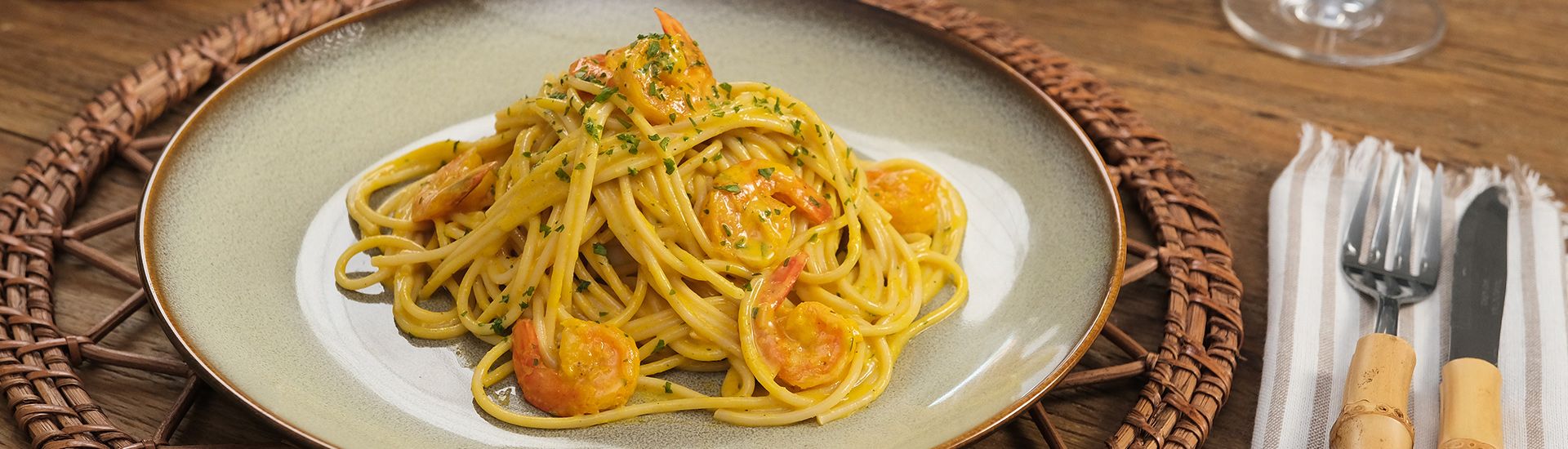 Macarrão com molho de camarão cremoso