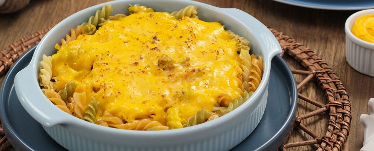 Macarrão gratinado com cheddar