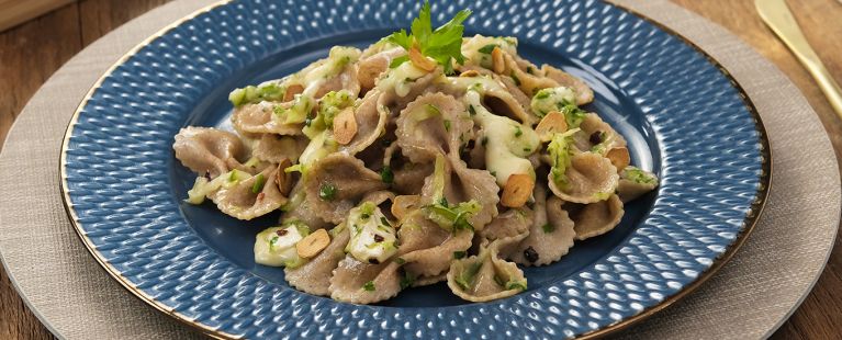 Macarrão com abobrinha e queijo brie