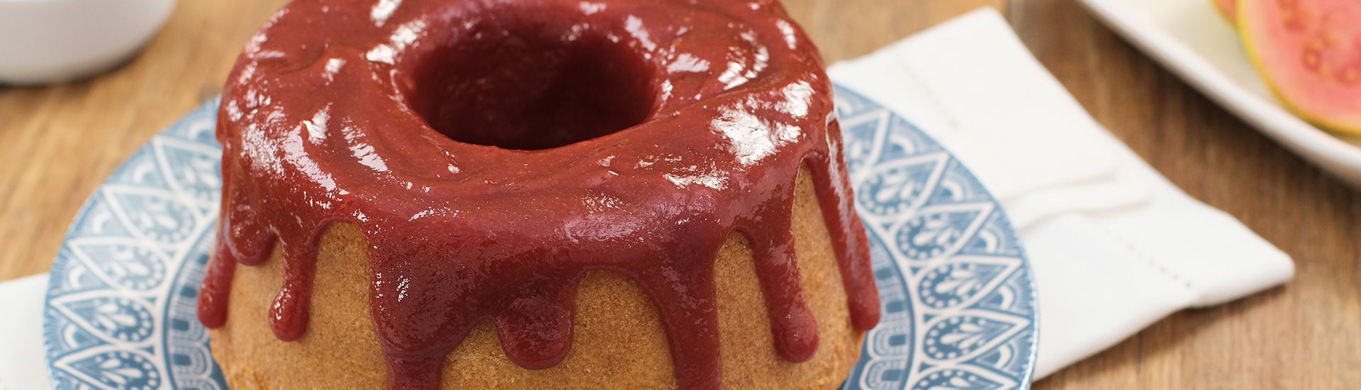 Bolo de fubá com goiabada cremosa