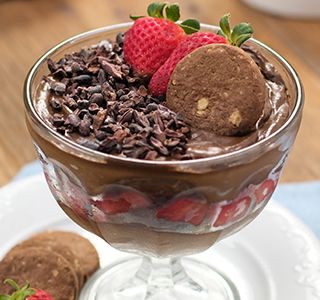 Receita Pavê fit de chocolate com morangos