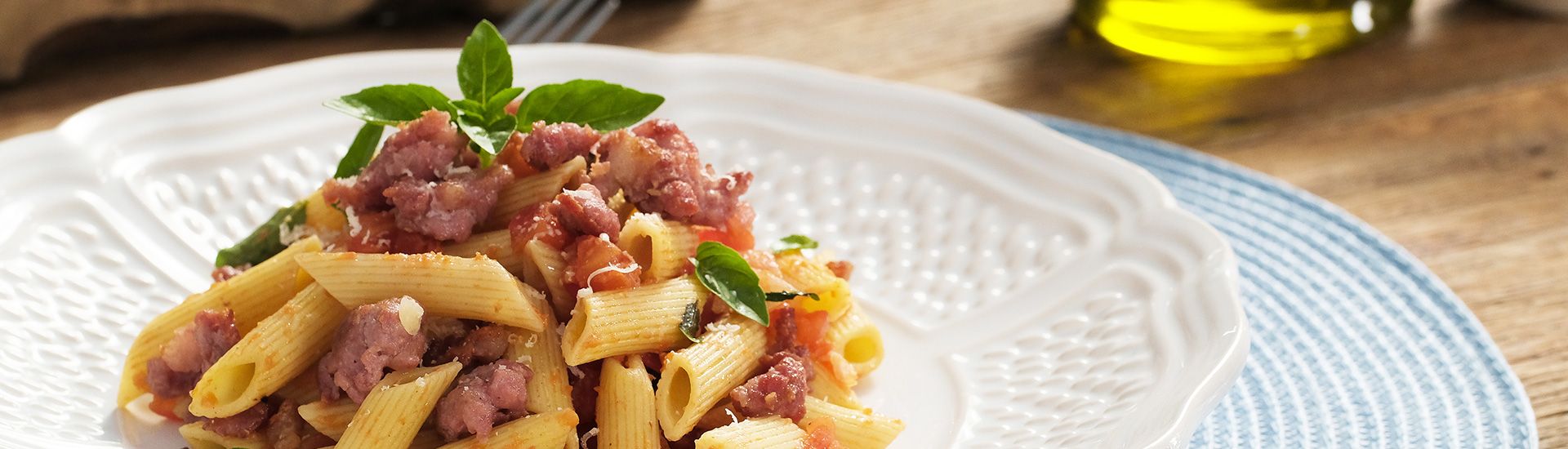 Macarrão com molho caseiro e linguiça toscana