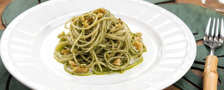 Macarrão com pesto de espinafre