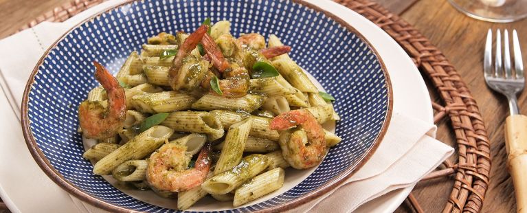 Penne com Camarão e Pesto