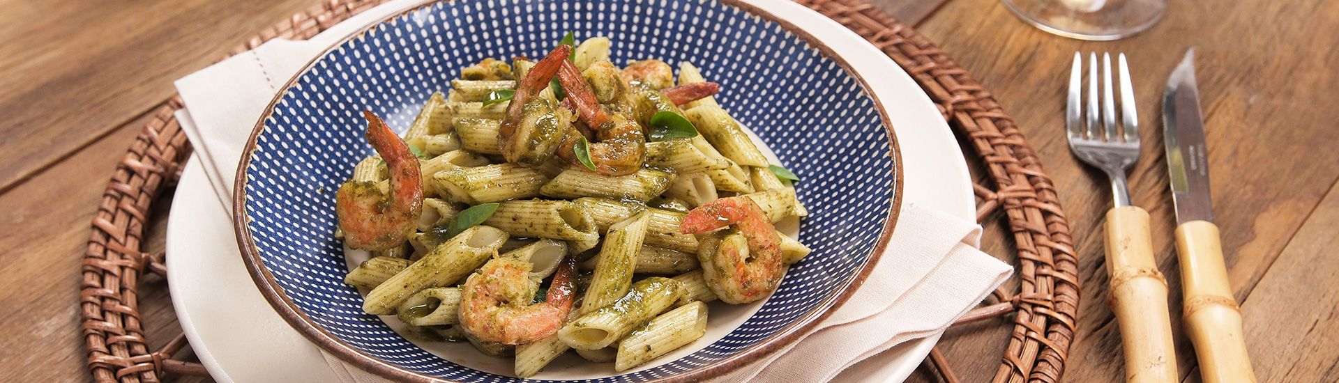 Penne com Camarão e Pesto