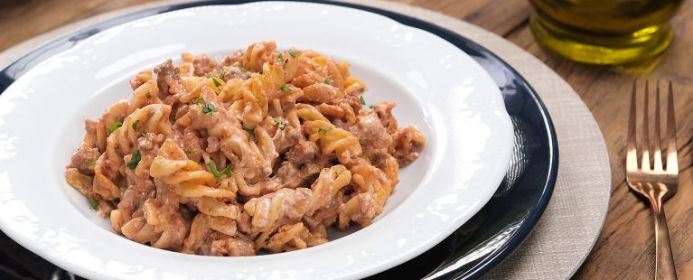 Macarrão Cremoso com Linguiça Toscana e Carne Moída