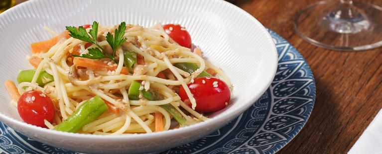 Macarrão Sem Glúten ao Molho de Tahine e Legumes