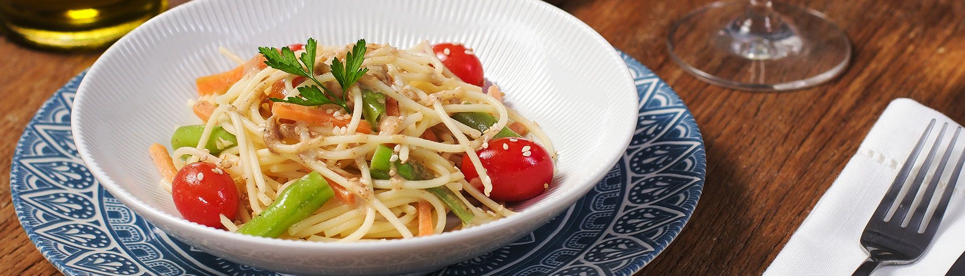 Macarrão Sem Glúten ao Molho de Tahine e Legumes