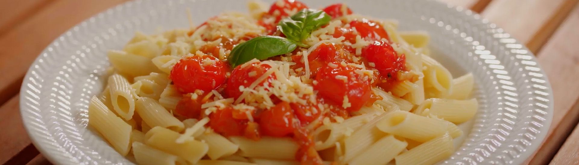 Macarrão ao Molho de Tomate-Cereja e Manjericão