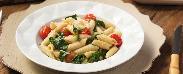 Macarrão cremoso com tomate e espinafre