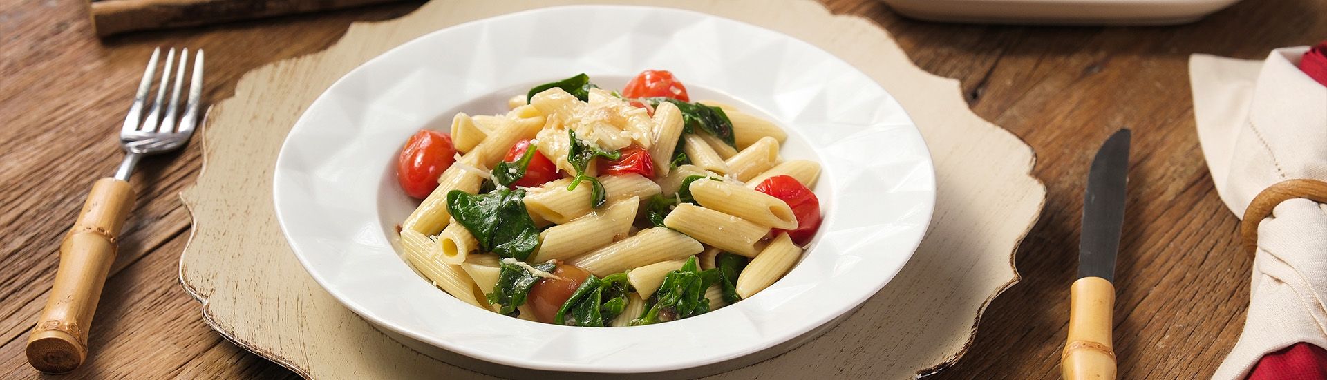 Macarrão cremoso com tomate e espinafre