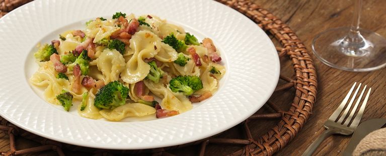 Macarrão com brócolis e bacon