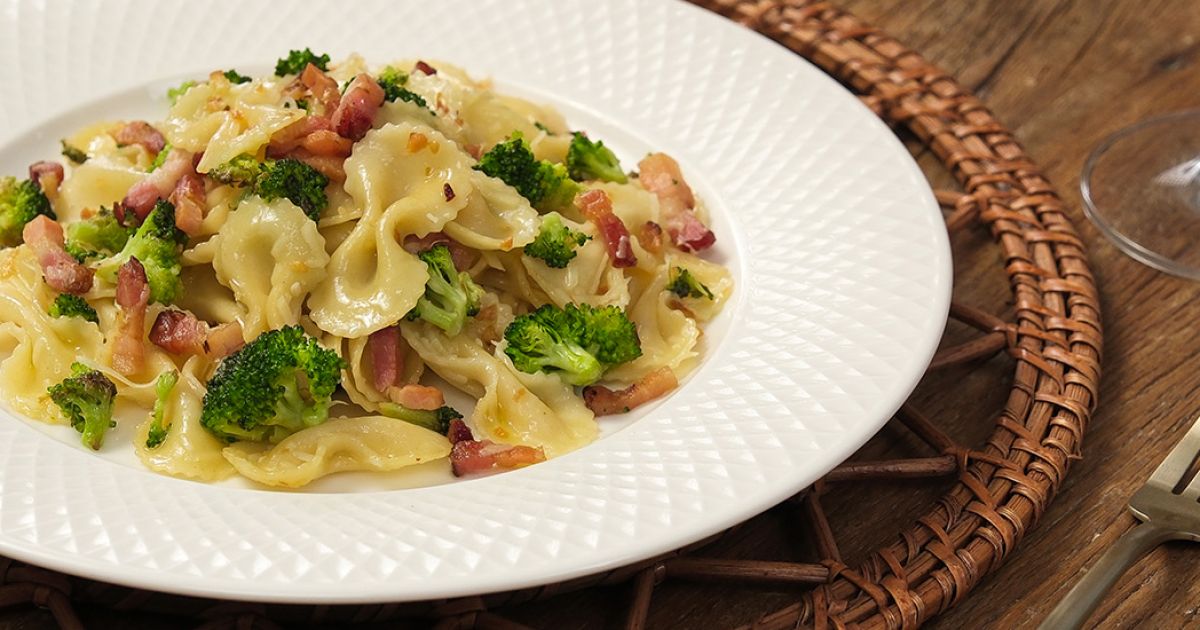 Macarrão com brócolis e bacon - Renata