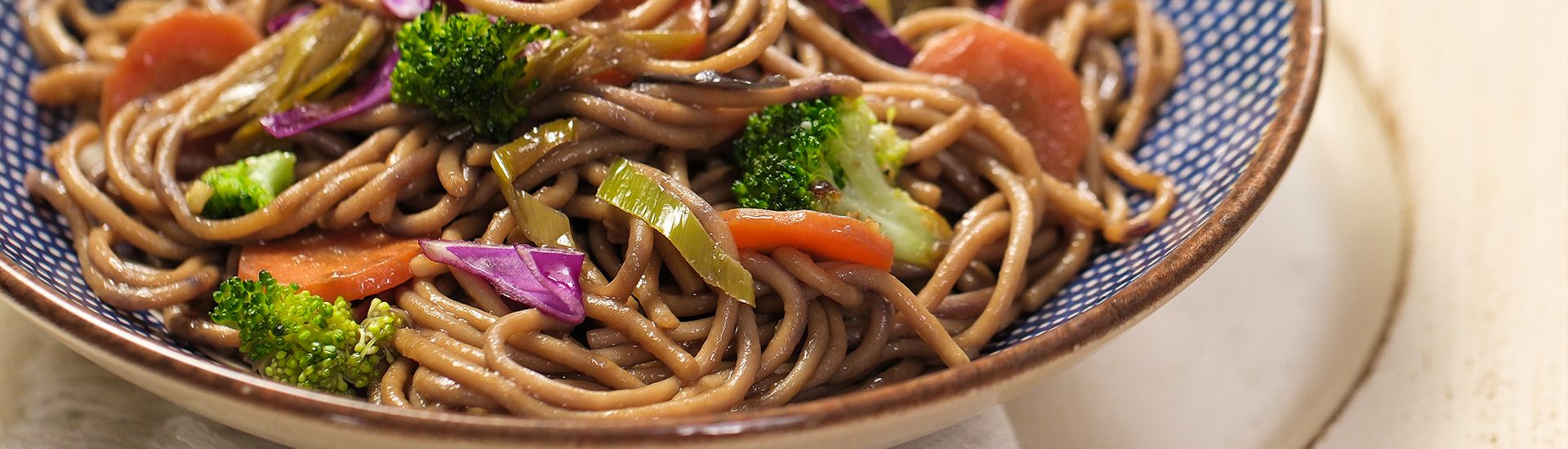 Macarrão frito com legumes