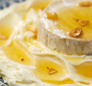 Receita Aperitivo: Queijo cremoso, mel e alho