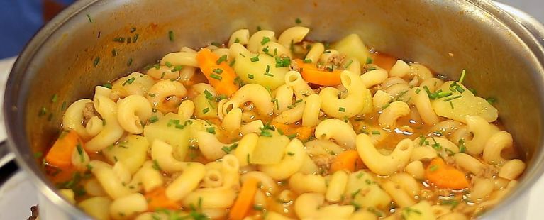 Sopa de macarrão com carne moída e legumes